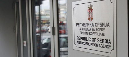 image | UG Lokalna alternativa je Agenciji za borbu protiv korupcije podnela prijavu protiv Milana Glušca, zamenika predsednika opštine Vrbas, zbog sumnje da nije prijavio imovinu stečenu tokom obavljanja funkcije predsednika opštine Vrbas.

